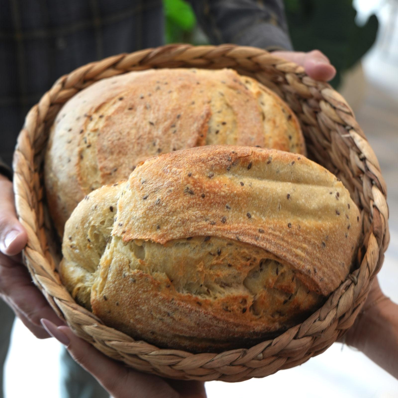 Pane fatto in casa appena sfornato, in un cesto di vimini, da HRANA a Hunedoara