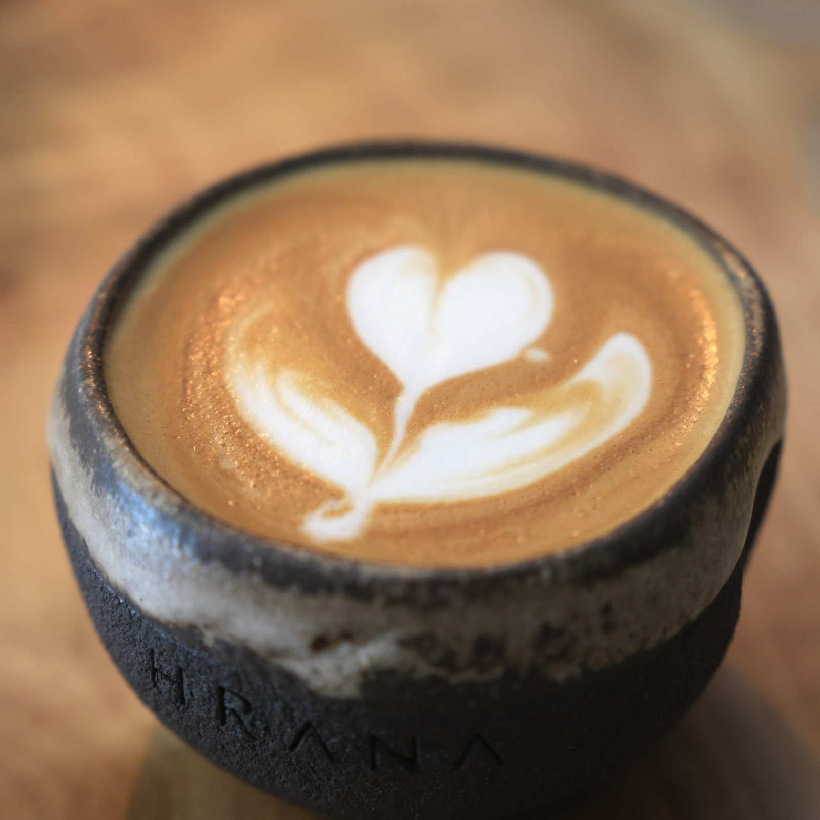 Cappuccino mit Latte Art in einer HRANA-Keramiktasse